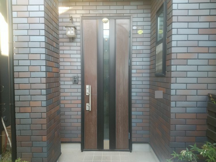 植栽とのバランスがハイセンスなアンティークオークのドア【LIXIL