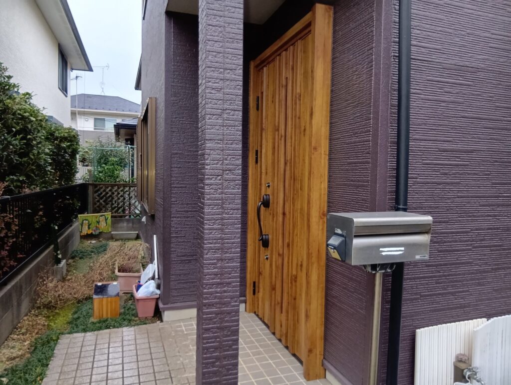 工事後のYKKAPドアリモN05T。人気のマキアートパイン