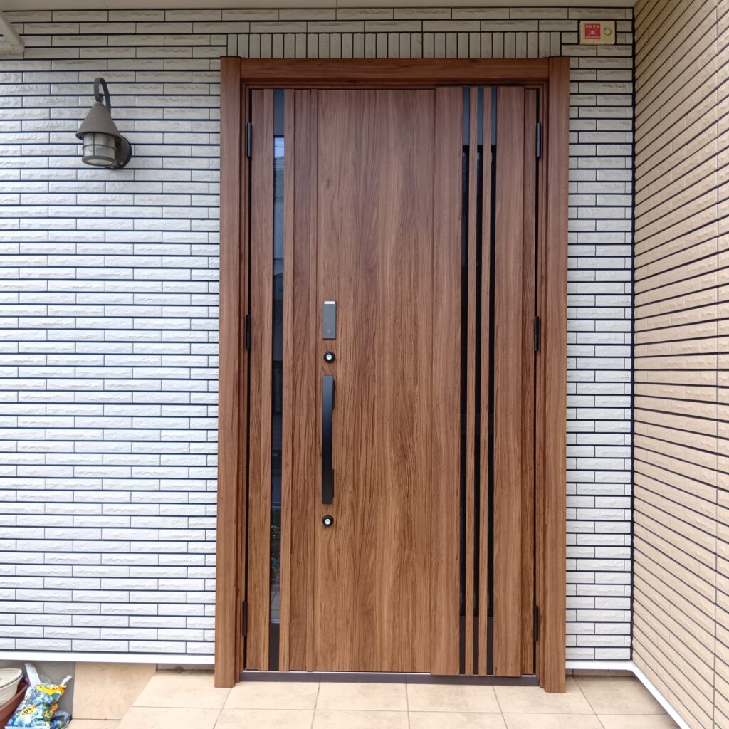 LIXILリシェントM83型工事後の写真です。カラーはチーク。Familock付き。テンキー付き屋外リーダーも採用。