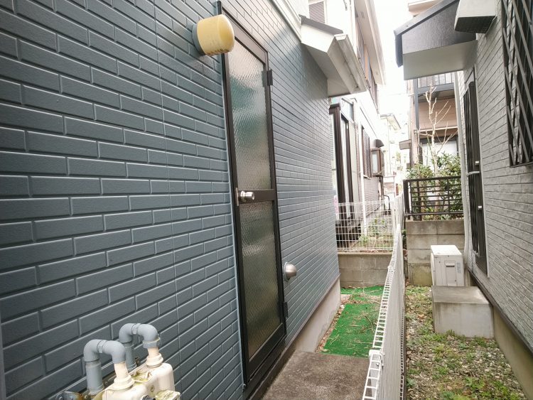 ガラスだけの勝手口ドア
