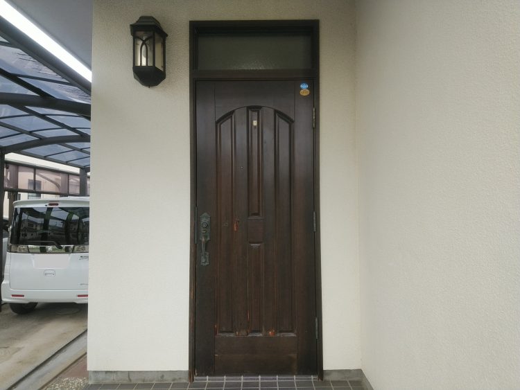 交換前の木製玄関ドア