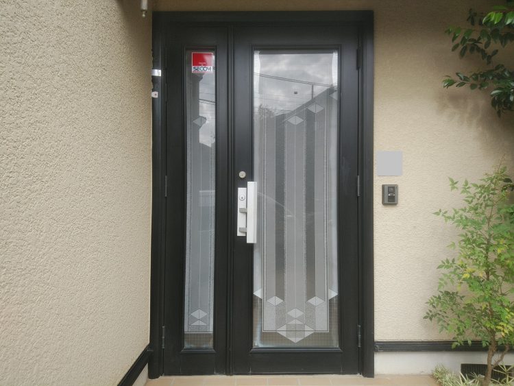 玄関ドアの交換でガラスも一新