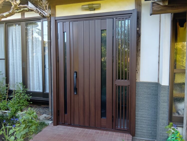 外壁解体を伴わない玄関ドアの交換