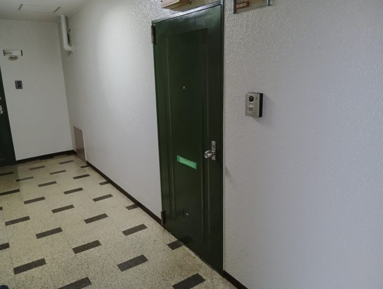 居住者様個人でされた玄関ドア交換の施工事例　施工前