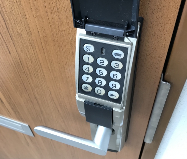 玄関ドアの補助錠