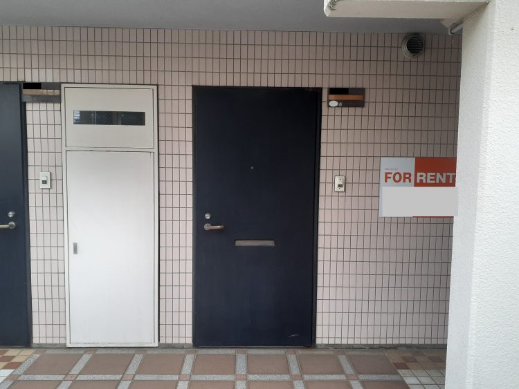 さびで開閉しにくくなったマンションのドア