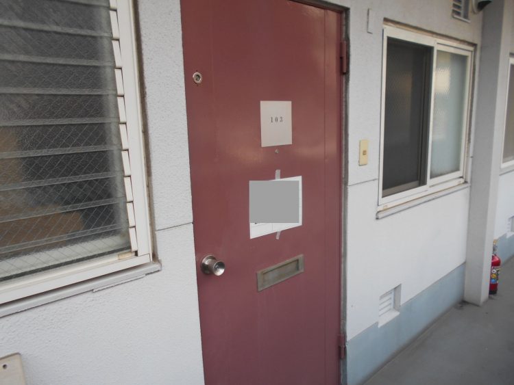 管理組合様の依頼で全室工事した玄関ドア交換の施工事例　施工前