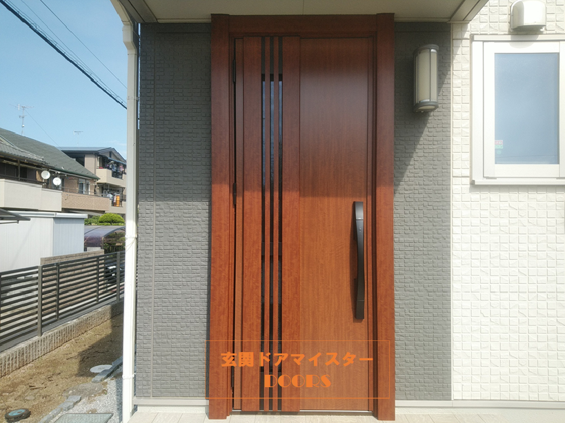 S型ハンドルのLIXILLリシェントM83型に玄関ドアを交換した事例