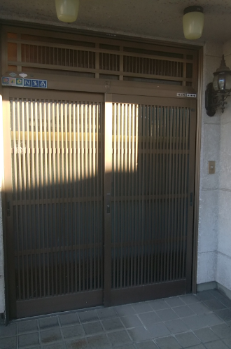 玄関ドアに交換前の引き戸