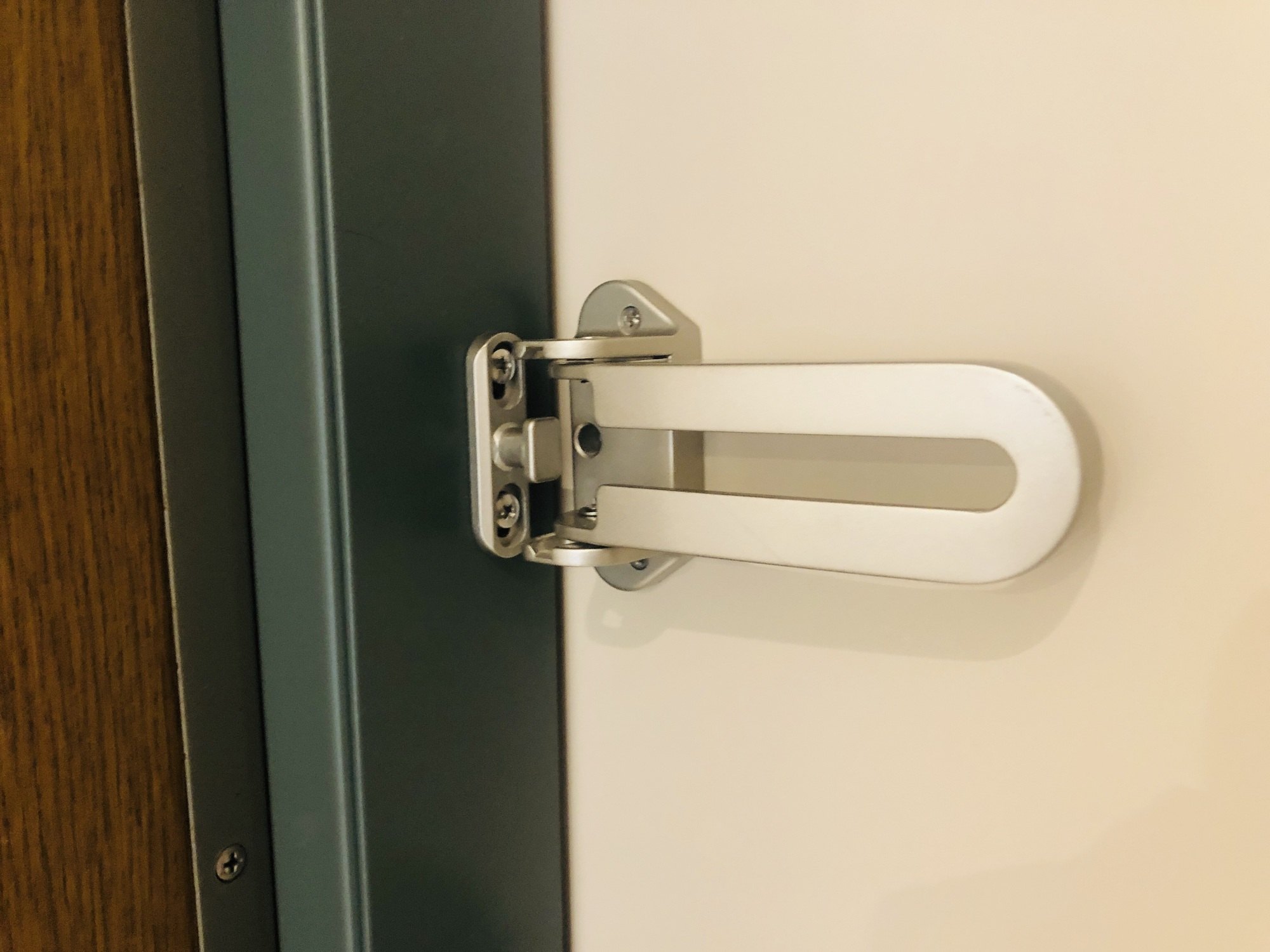 玄関ドアの室内側のみ取り付けるロック
