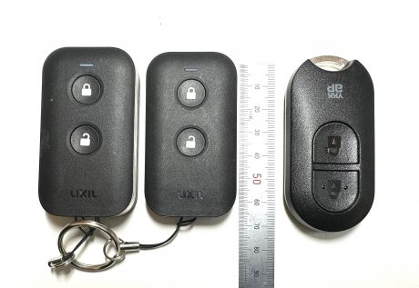 LIXILとYKK APのリモコンキーの比較（上から見た写真）
