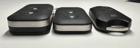 LIXILとYKK APのリモコンキーの比較（横から見た写真）