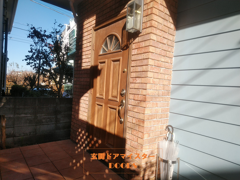 レンガの外壁とバランスよく合うドア【YKKAPドアリモE03】玄関ドアのリフォームなら玄関ドアマイスターへお任せください