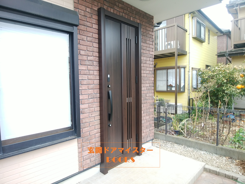 レンガ調の外壁に合うクリエダークのドア【LIXILリシェントM83型】松戸市の工事事例