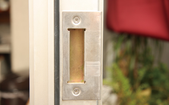 ドアがひっかかって綺麗に閉まらないときの対処法 玄関ドアリフォームの玄関ドアマイスター