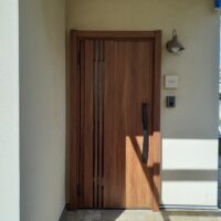【東京都清瀬市の事例】木製ドアの悩みをLIXILリシェントM83型で解決！東京都助成金活用で叶える「断熱・採風・オートロック」