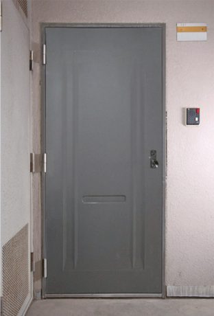 玄関ドアの隙間風を防ぐ方法