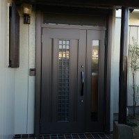 表面がスチールのドアからアルミのドアへの玄関ドアリフォーム事例|LIXILリシェントⅡC20型親子ランマ付き