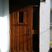 木製の玄関ドアから、段差を付けずにLIXILリシェントに交換
