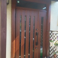 和風の玄関に合う木目調のドアへの玄関ドアリフォーム事例|LIXILリシェントⅡC17型親子ランマ付きポートマホガニー
