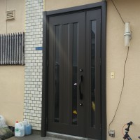 木製の枠にスチールのドアが付いた現場の玄関ドアリフォーム事例|LIXILリシェントⅡC12型親子ランマ無し　オータムブラウン