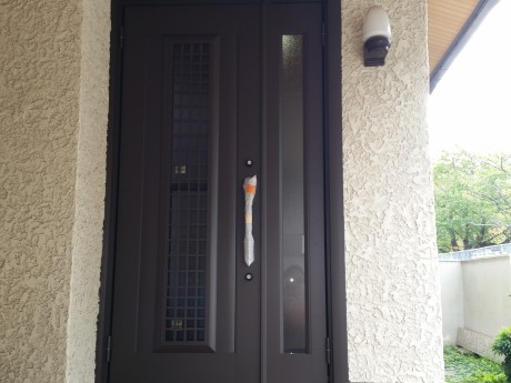 玄関ドア交換工事後 LIXILC84型親子ドア