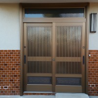 玄関引戸の交換事例|LIXILリシェント玄関引戸　60型　ランマ付き　ブロンズ艶消し