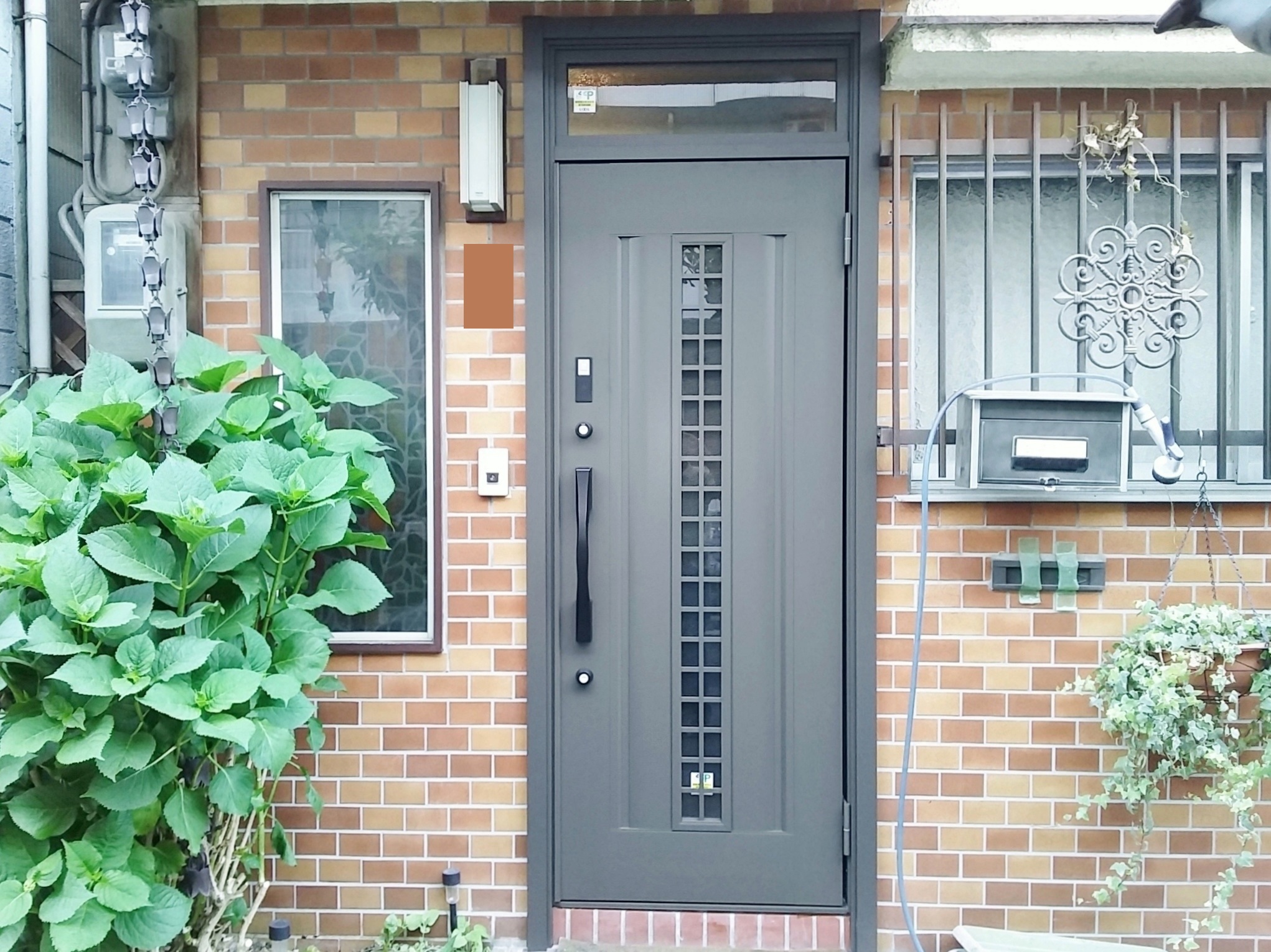 木製のドアからのカードキー付きのアルミのドアへの玄関ドアリフォーム事例LIXILリシェントⅡ C20型 片開きランマ付き オータムブラウン