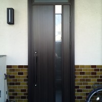 玄関ドアをリフォームする際に欄間の高さを変えることができます