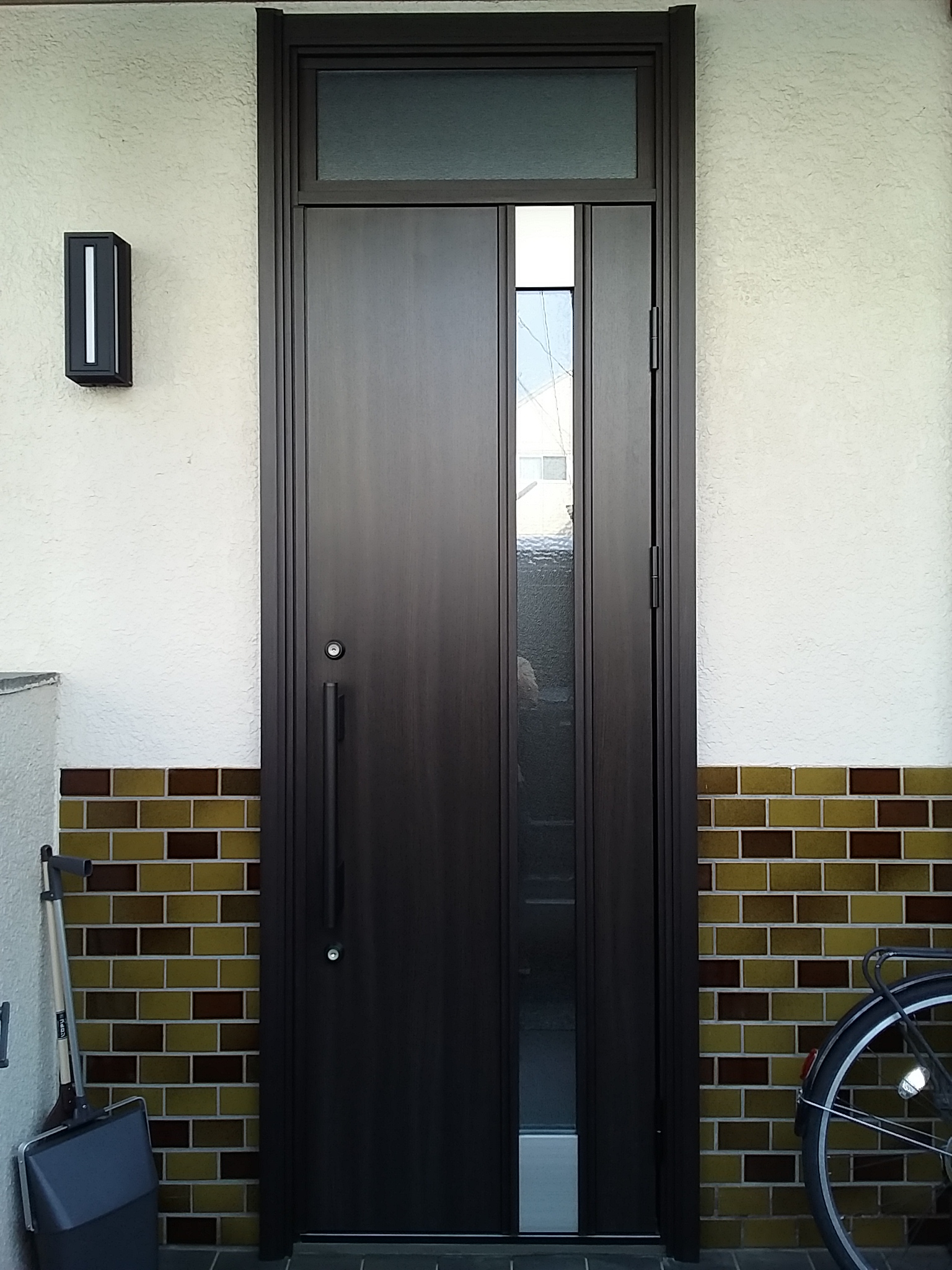玄関ドアをリフォームする際に欄間の高さを変えることができます玄関ドアのリフォームなら玄関ドアマイスターへお任せください