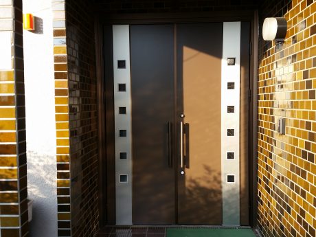 扉はいつ頃交換するべき 玄関ドア 勝手口の耐用年数について 玄関ドアリフォームの玄関ドアマイスター