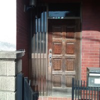 塗装が傷んだ木製の玄関ドアは塗装できる？