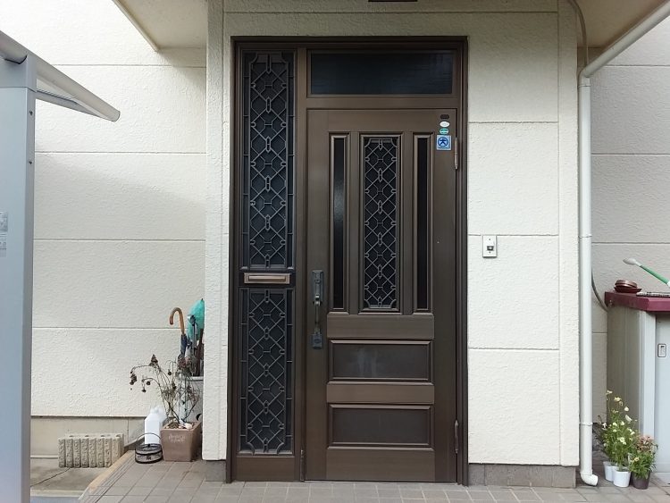 玄関ドアのリフォームはアルミでok メリットとデメリットに迫る 玄関ドアリフォームの玄関ドアマイスター