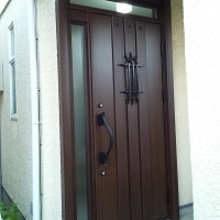 AICAの木製玄関ドアをロートアイアン調格子付きのYKKドアリモでリフォーム
