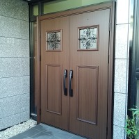 両開きの木製玄関ドアを鋳物格子付きのドアリモでリフォーム