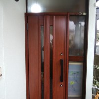 木製片袖ランマ付きの玄関ドアをドア本体部分のみ片開きドアでリフォーム