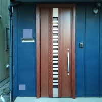 デザイナーズ住宅の木製玄関ドアをLIXILリシェントでリフォーム
