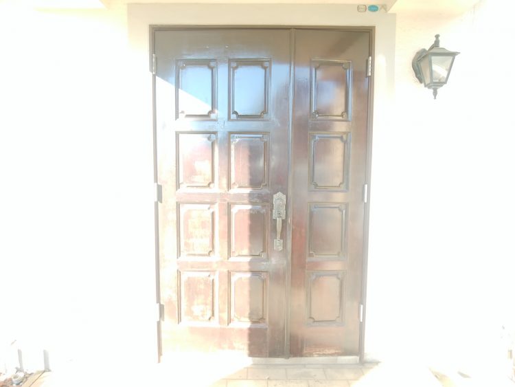 変色してしまう玄関ドアの原因と対処法をご紹介 玄関ドアリフォームの玄関ドアマイスター