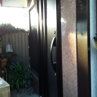 木製の玄関ドアを通風タイプの断熱ドアにリフォームした事例です