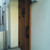 リモコンキー付きの木目調ドアへの玄関ドアリフォーム事例