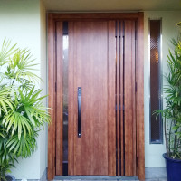 木製の玄関ドアを木目調のリシェント採風ドアでリフォーム