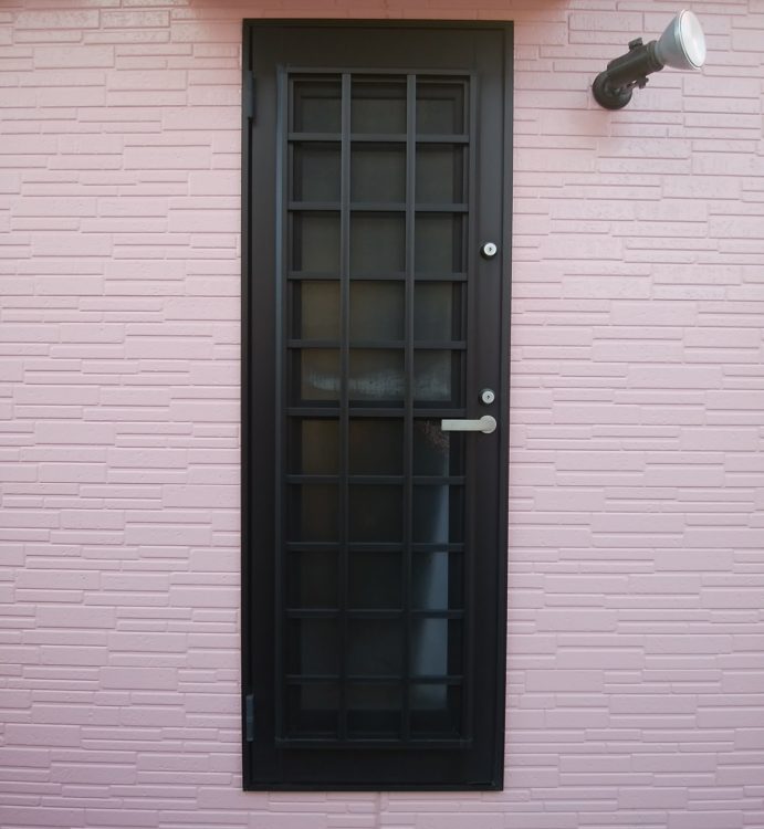 勝手口ドアを取り替えるとどうなる リフォーム後の影響について 玄関ドアリフォームの玄関ドアマイスター