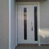木製の玄関ドアをリモコンキー付きのドアリモにリフォーム