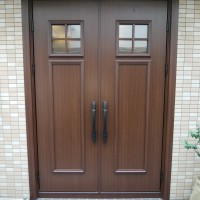 両開きタイプの玄関ドアをリモコンキー付きのドアでリフォーム