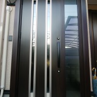 【LIXILリシェントM24型】パナホームのガラスの大きな玄関ドアをリフォーム