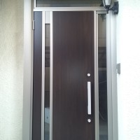 【LIXILリシェントM78型】玄関ドアの幅と高さを広げてリフォームした事例