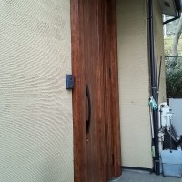 【LIXILリシェントM83型】玄関ドアに後付けした網戸を外して、採風タイプの断熱ドアにリフォーム