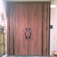 【三協アルミノバリスA12】両袖枠の玄関ドアを両開きドアにリフォーム