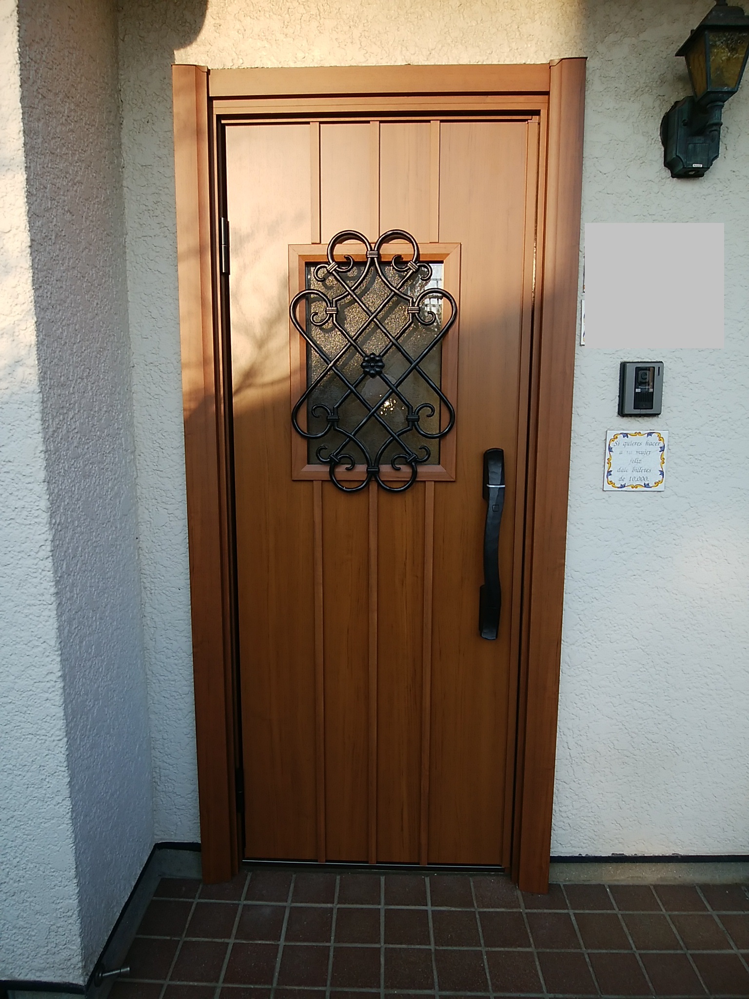 【YKKドアリモW16v】輸入品の木製玄関ドアをドアリモでリフォーム玄関ドアのリフォームなら玄関ドアマイスターへお任せください