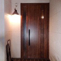 【LIXILリシェントM83型】ガラスのない木製玄関ドアを採風できるドアにリフォーム